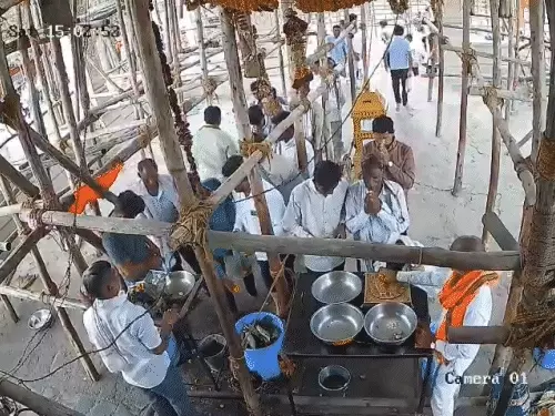 महाराष्ट्र के परभणी में बड़ा हादसा! हनुमान मंदिर की छत गिरी, 7 श्रद्धालुओं की मौत, 25 घायल