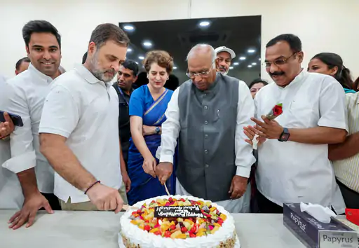 Delhi: 56 साल के हुए राहुल गांधी, कांग्रेस मुख्यालय में मनाया जन्मदिन