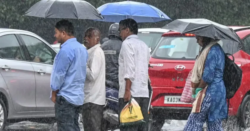 दिल्ली-NCR में बदला मौसम का मिजाज: धूल भरी आंधी के बाद झमाझम बारिश, गर्मी और उमस से मिली राहत