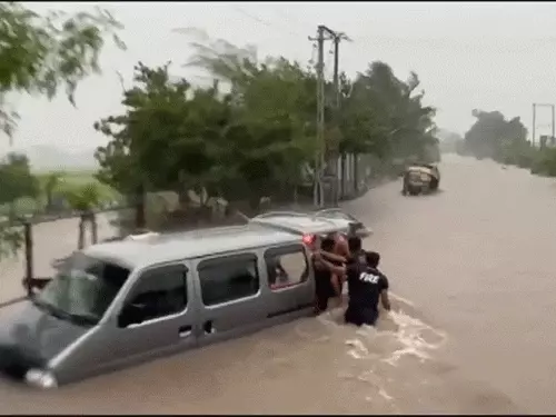 देशभर में मानसून का कहर: गुजरात में बाढ़, महाराष्ट्र के भिवंडी में 3 फीट पानी, उज्जैन में युवक बहा, जम्मू-कश्मीर में लैंडस्लाइड