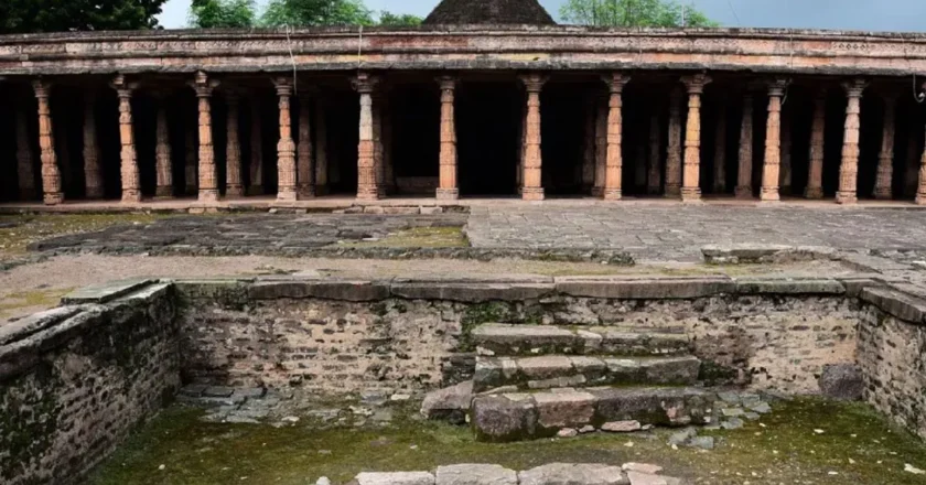 धार भोजशाला विवाद: सुप्रीम कोर्ट ने हर शुक्रवार नमाज की दी अनुमति, ASI परिसर से छेड़छाड़ नहीं करने के निर्देश