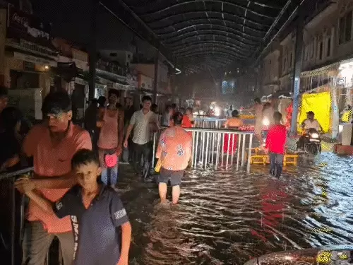 यूपी-बिहार में मूसलाधार बारिश, अरुणाचल-असम में बाढ़ का कहर, MP के 35 जिलों में सूखे जैसे हालात