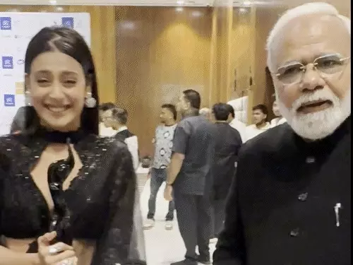 PM मोदी के हमशक्ल को असली समझ बैठीं ईशा मालवीय, वीडियो सोशल मीडिया पर वायरल