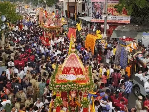 अहमदाबाद में निकली भगवान जगन्नाथ की भव्य रथयात्रा, सुरक्षा के कड़े इंतजाम; पुरी में सोने की झाड़ू से होगी ‘छेरा पहरा’ रस्म