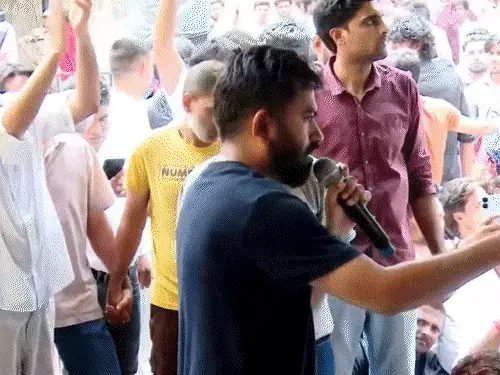 जंतर-मंतर से अस्पताल ले जाए गए सोनम वांगचुक, कॉकरोच पार्टी फाउंडर अभिजीत दीपके ने शुरू की भूख हड़ताल, महिला ने फेंकी स्याही