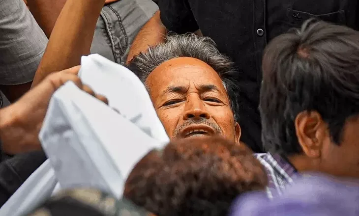 21 दिन की भूख हड़ताल के बाद बिगड़ी सोनम वांगचुक की तबीयत, 9.5 किलो वजन घटा; पुलिस सफदरजंग अस्पताल ले गई