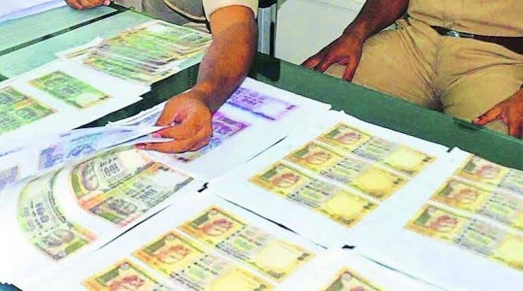 नकली नोट गिरोह का बड़ा खुलासा: 1 लाख के बदले 10 लाख के नकली नोट, दावा- ATM और मशीन भी नहीं पकड़ पाएगी!